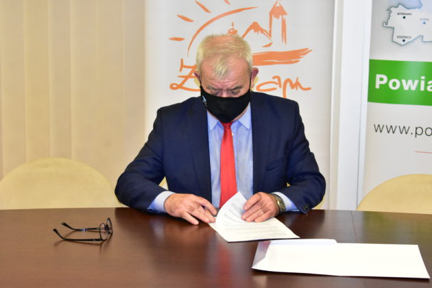 Burmistrz Andrzej Katarzyniec podpisuje umowę na remont sali do tomografii komputerowej